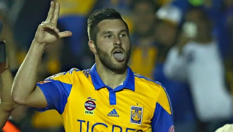 Gignac paga multa de tránsito a aficionado