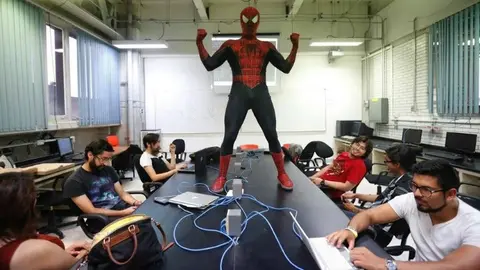 Spiderman da clases en la UNAM
