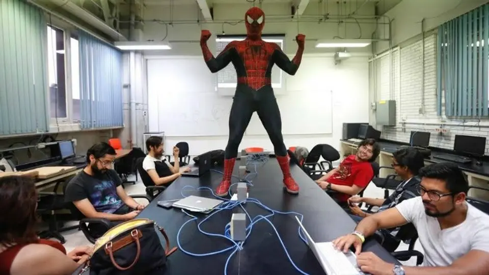 Spiderman da clases en la UNAM