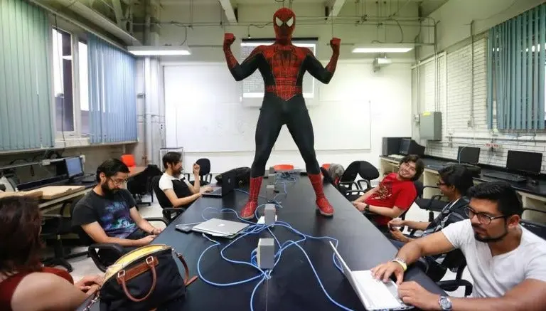 Spiderman da clases en la UNAM