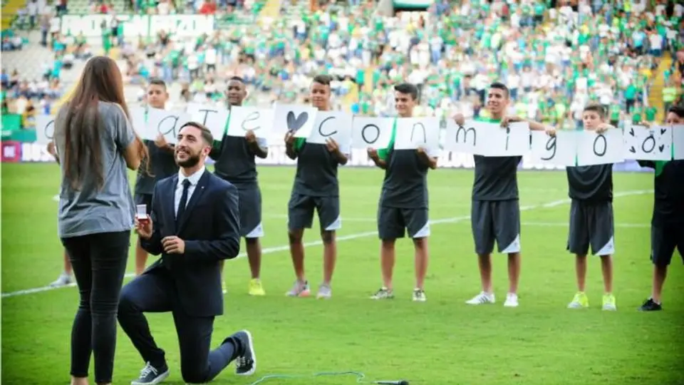 Futbolista colombiano propone matrimonio durante partido