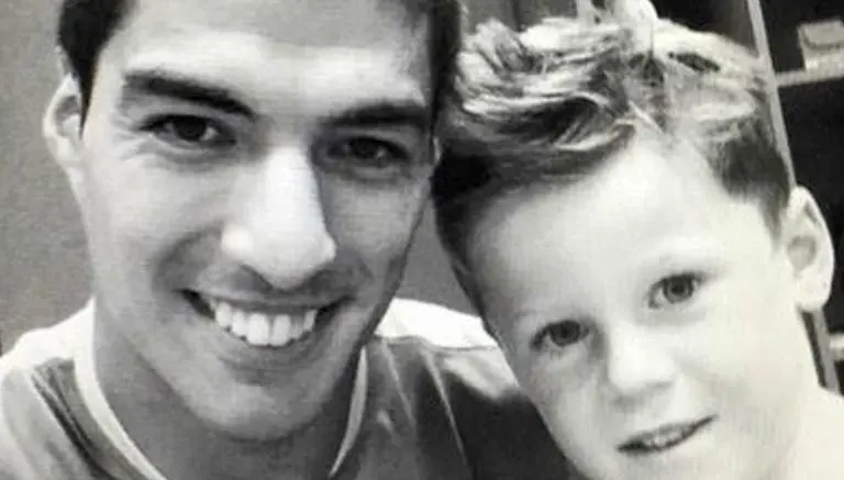 Hijo de Rooney conoce a jugadores del Barcelona
