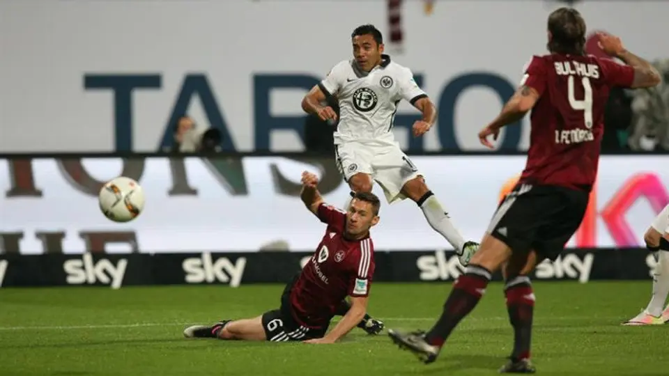 Frankfurt evita el descenso con Marco Fabián en la cancha