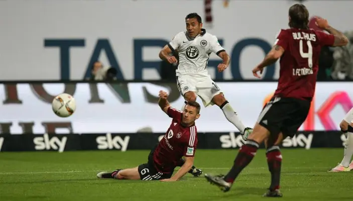 Frankfurt evita el descenso con Marco Fabián en la cancha