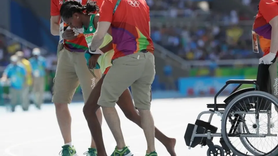 Atleta etiope termina los 3 mil metros sin un tenis