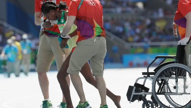 Atleta etiope termina los 3 mil metros sin un tenis