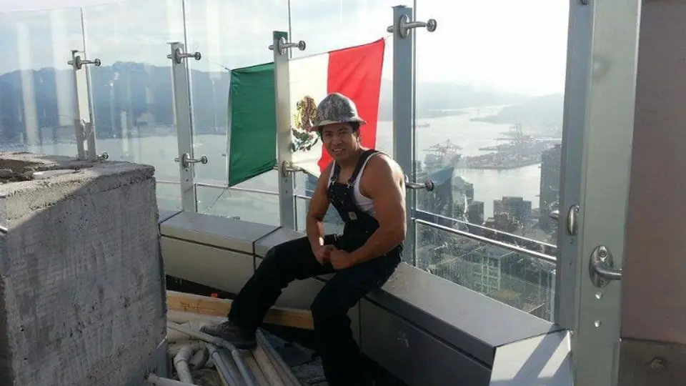 Obrero cuelga bandera mexicana en la Torre Trump