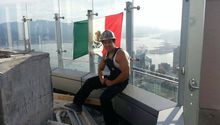 Obrero cuelga bandera mexicana en la Torre Trump