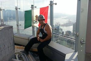 Obrero cuelga bandera mexicana en la Torre Trump