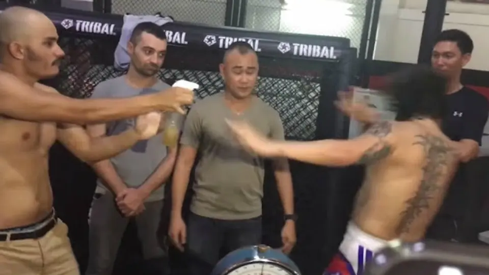 Peleador de MMA 'baña' con orina a rival en pesaje