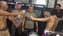 Peleador de MMA 'baña' con orina a rival en pesaje