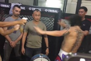 Peleador de MMA 'baña' con orina a rival en pesaje