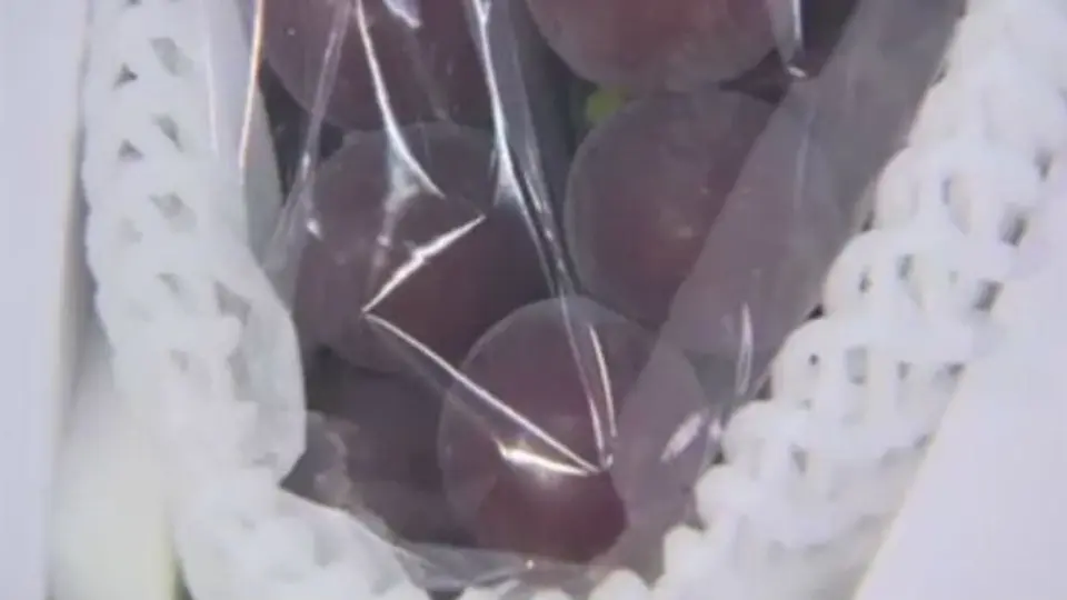 Venden racimo de uvas por 37 mil dólares