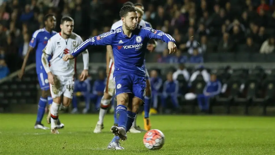 Hazard regala DVD con título del Chelsea a fan con amnesia