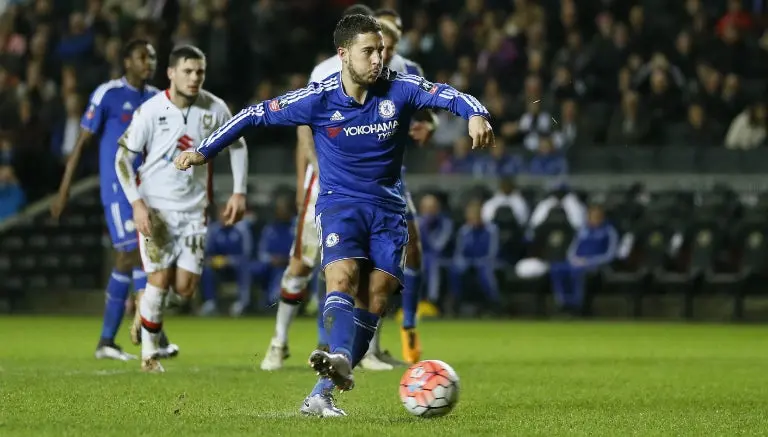 Hazard regala DVD con título del Chelsea a fan con amnesia