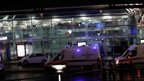 Explosiones en aeropuerto de Estambul dejan 10 muertos