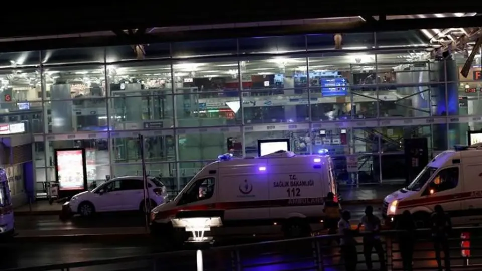 Explosiones en aeropuerto de Estambul dejan 10 muertos