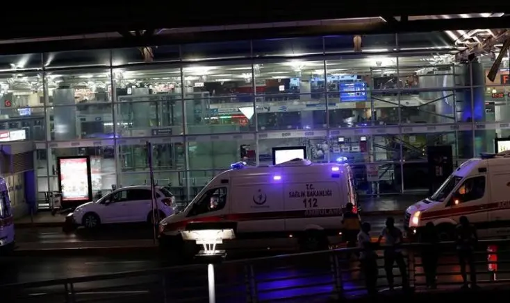 Explosiones en aeropuerto de Estambul dejan 10 muertos