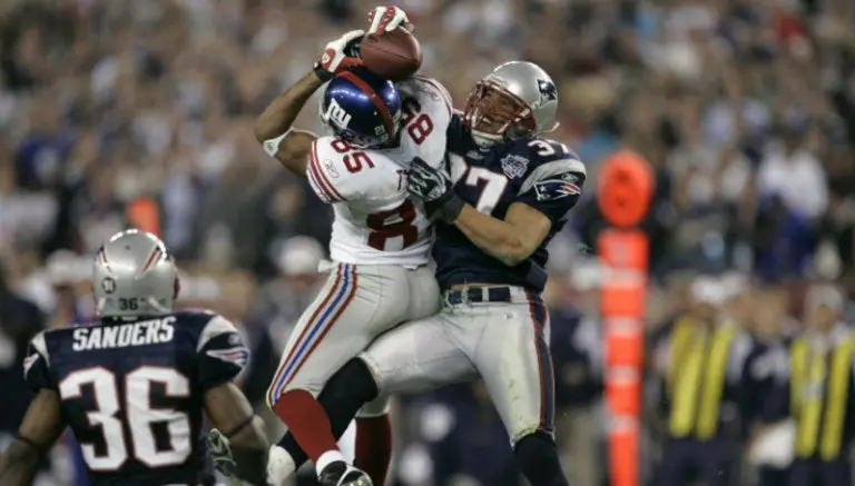 David Tyree sujeta el ovoide con el casco | AP