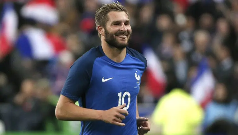 Gignac festeja uno de los goles de Francia | AP