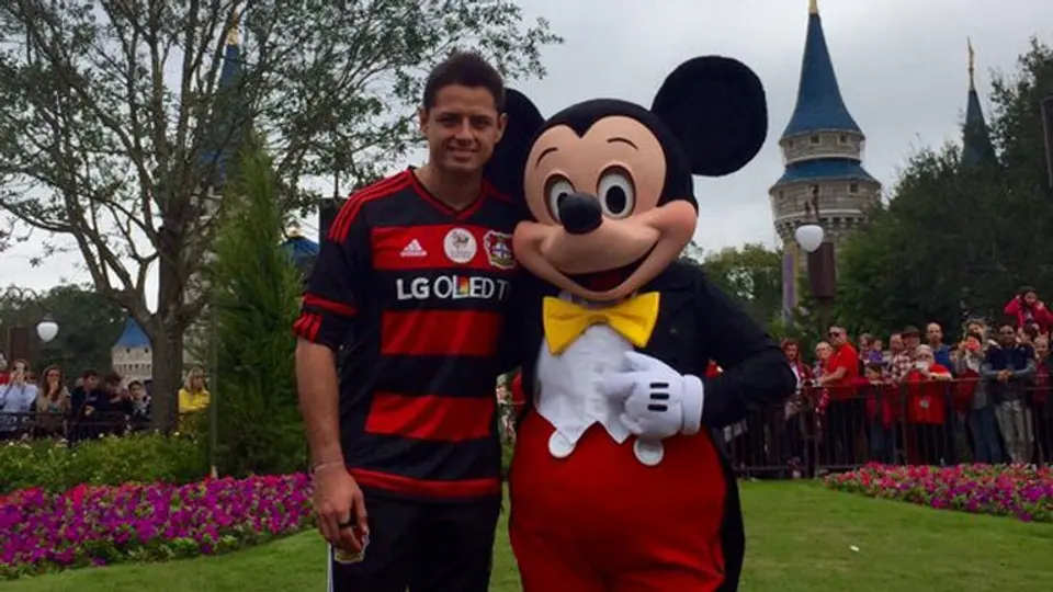 Chicharito desfila con el Leverkusen en Disney