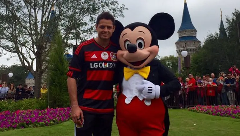 Chicharito desfila con el Leverkusen en Disney