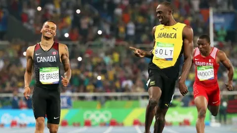 Usain Bolt avanza riendo a la Final de 200m