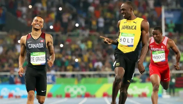 Usain Bolt avanza riendo a la Final de 200m
