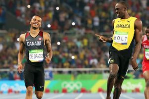 Usain Bolt avanza riendo a la Final de 200m