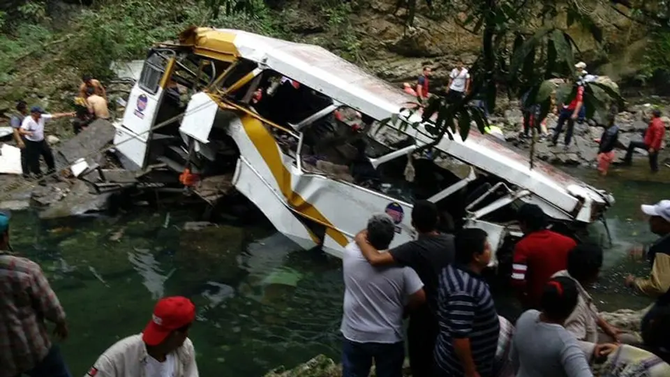 Al menos 18 muertos en accidente de autobús en Atoyac