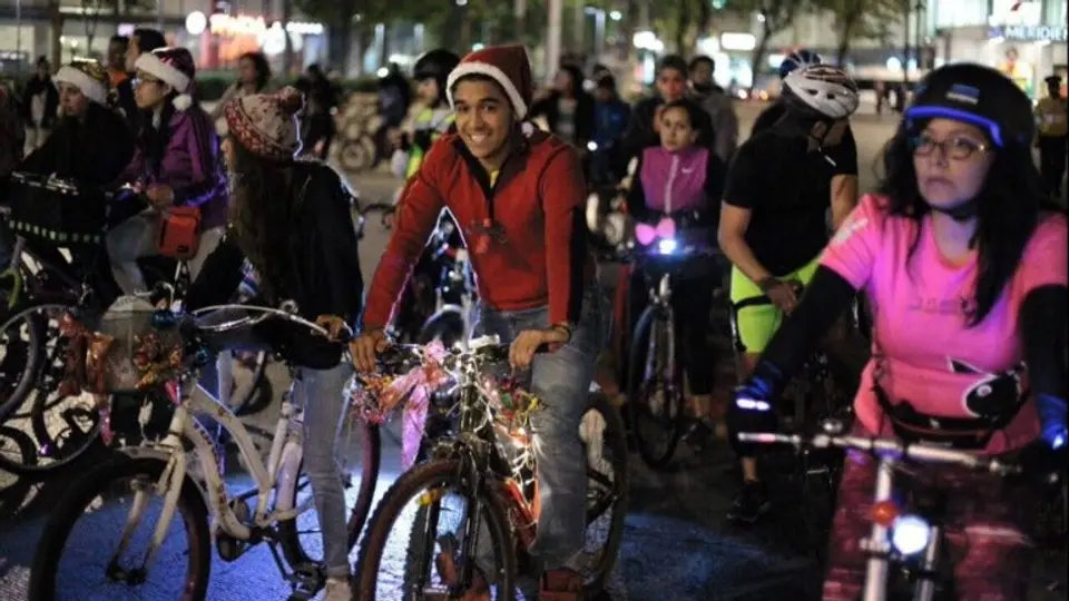 Paseo en bicicleta navideño se realiza en la Ciudad de México