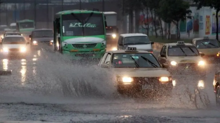 Lluvia en CDMX inunda centro comercial y tira árboles
