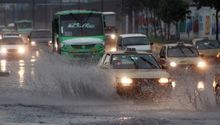 Lluvia en CDMX inunda centro comercial y tira árboles