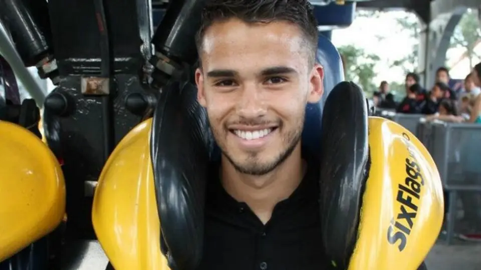 Diego Reyes se divierte como niño en Six Flags