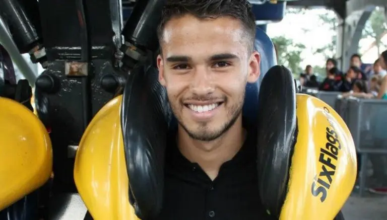 Diego Reyes se divierte como niño en Six Flags
