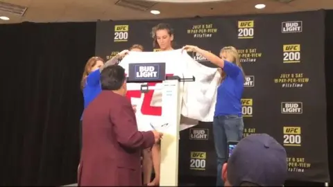 Miesha Tate se desnuda para pesaje de UFC 200