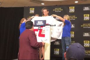 Miesha Tate se desnuda para pesaje de UFC 200