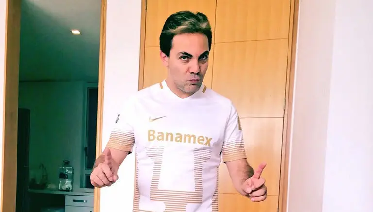 Cristian Castro celebra eufórico el triunfo de Pumas