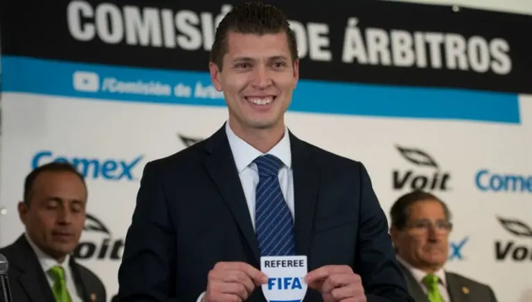 Erick Miranda, doctor de química con gafete de árbitro FIFA