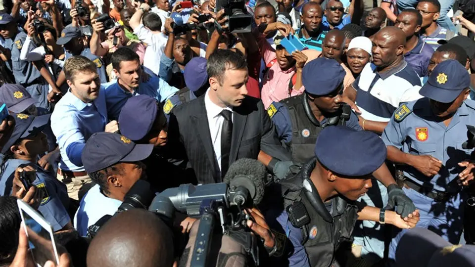 Pistorius ya se encuentra en mansión para arresto domiciliario