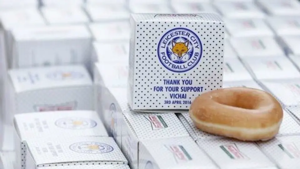 Dueño del Leicester agradece a fans con cerveza y donas