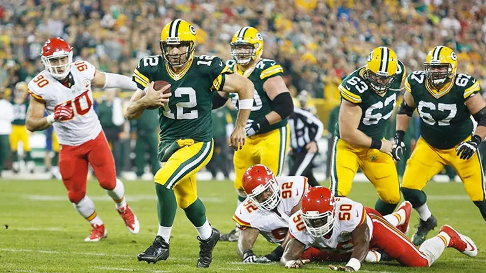 Brillante Rodgers en triunfo sobre Kansas City