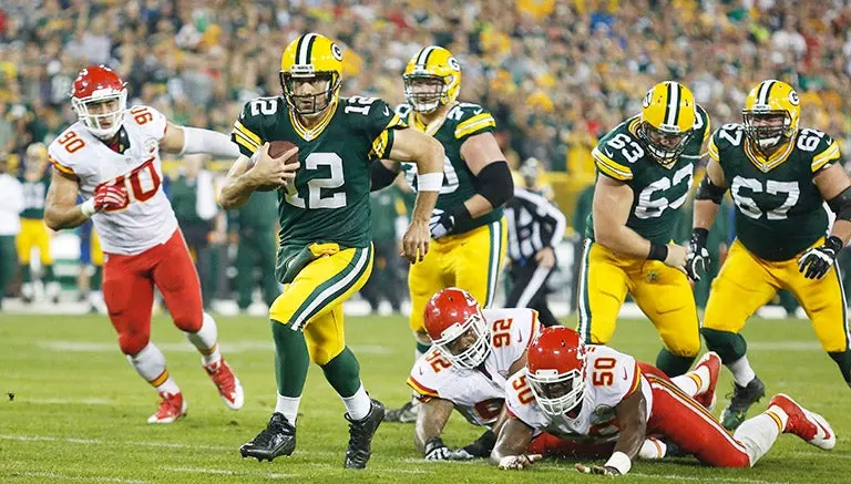 Brillante Rodgers en triunfo sobre Kansas City