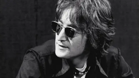 Subastan mechón de cabello de Lennon en 35 mil dólares