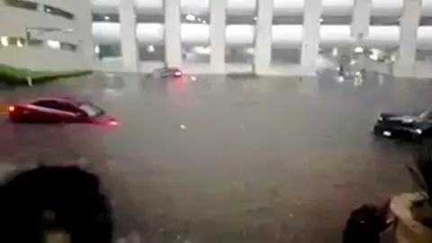 Autos flotan en la CDMX tras fuertes lluvias