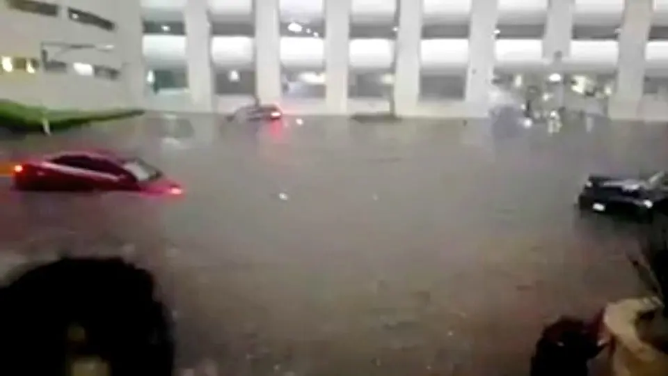 Autos flotan en la CDMX tras fuertes lluvias
