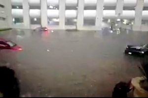 Autos flotan en la CDMX tras fuertes lluvias