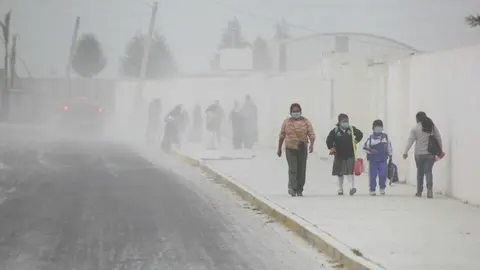 Popocatépetl lanza ceniza y afecta Puebla