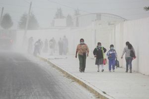 Popocatépetl lanza ceniza y afecta Puebla
