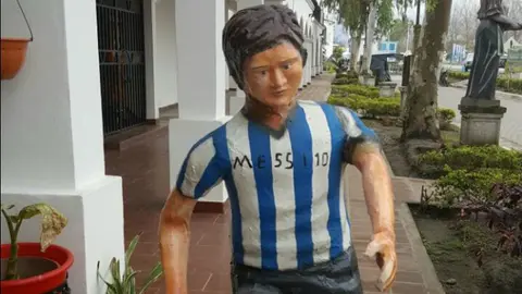 Con espantosa estatua, piden a Messi que no se vaya